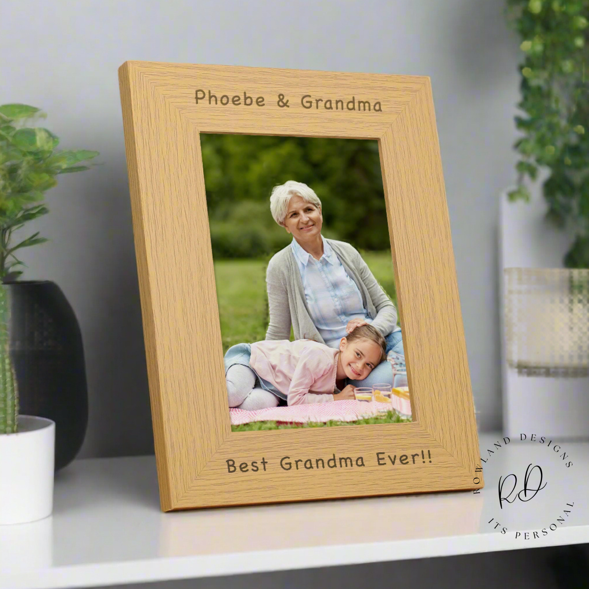 Rustic 5x7 photo frame made of oak veneer, perfect for personalisation.