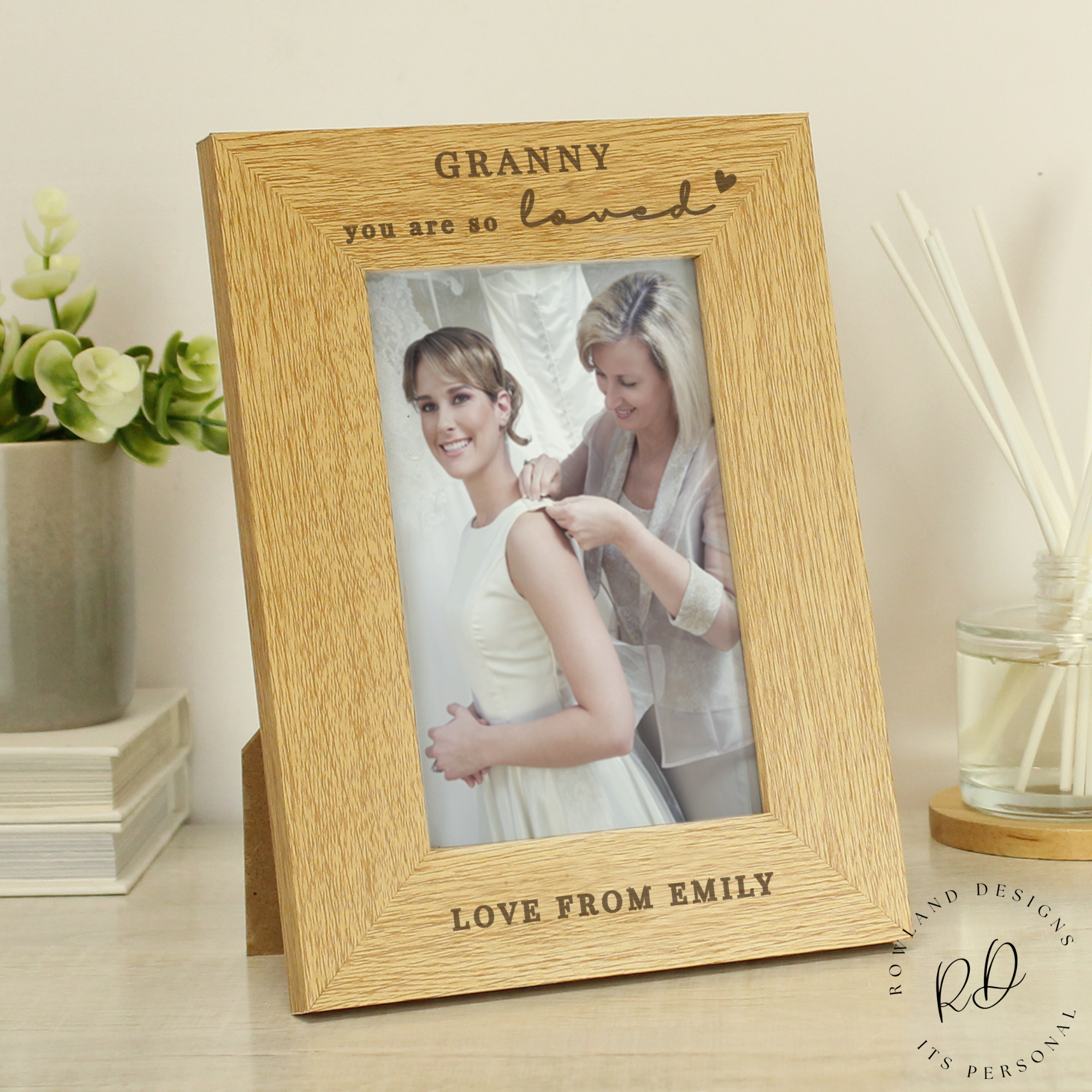 Personalised oak photo frame with space for a 6x4 photo, perfect for gifting to mum.
