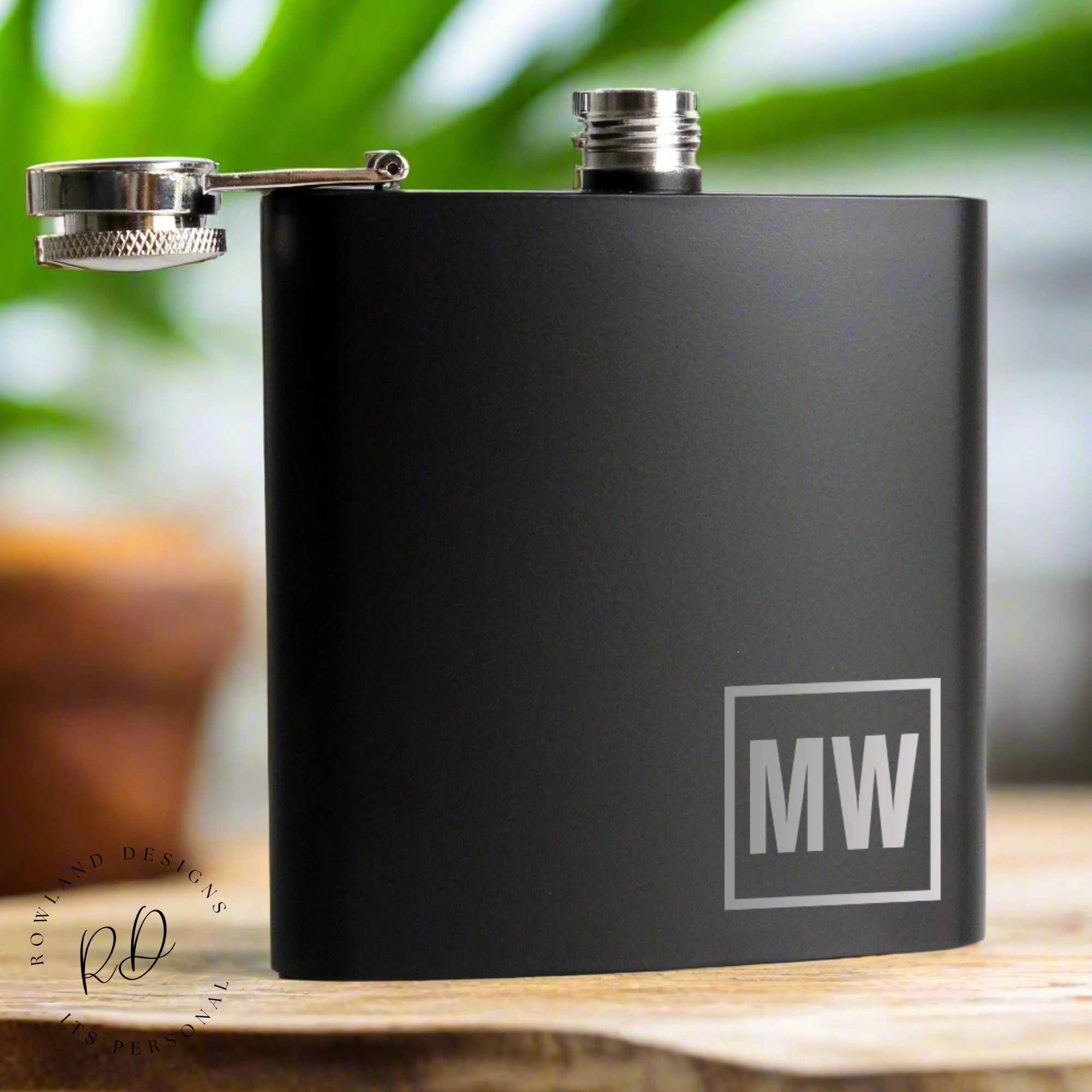 Sleek and stylish black hip flask for gifting