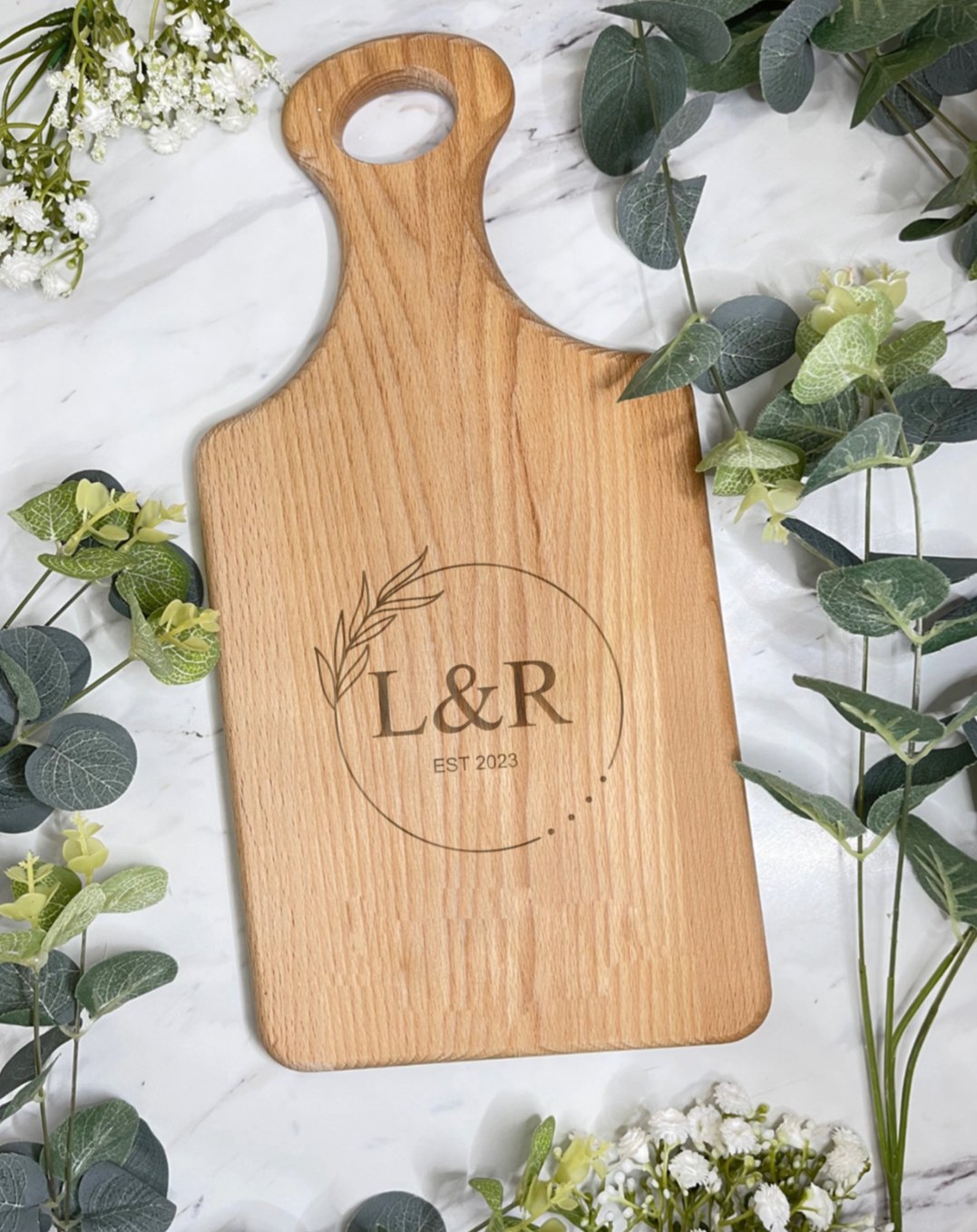 Personalised chopping board with custom engraving and leaf design