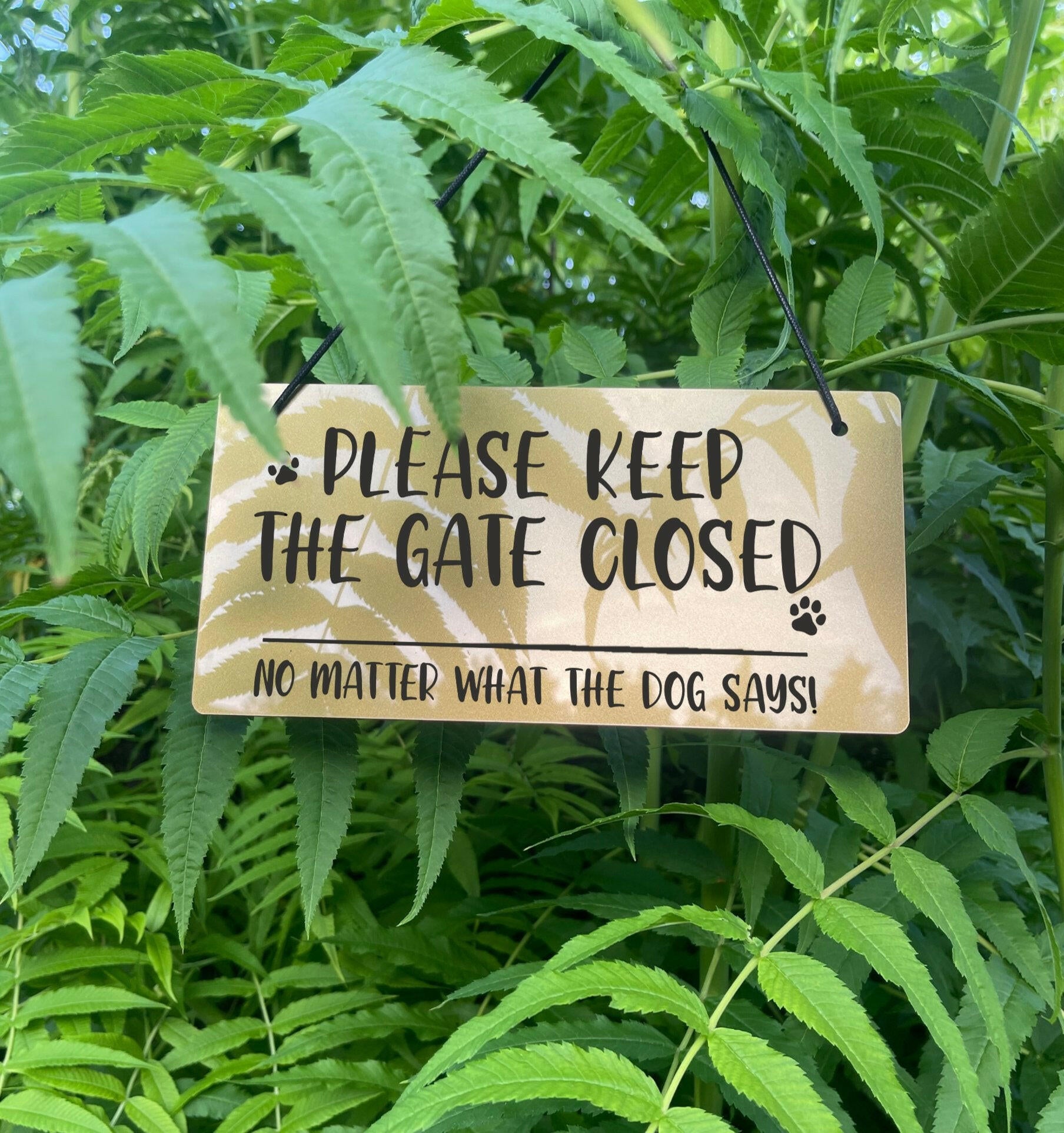  "Durable 3mm Thick Acrylic 'Please Keep the Gate Closed' Sign" Description: A sturdy sign made from 3mm thick acrylic material, laser-engraved with the message "Please Keep the Gate Closed, No Matter What the Dog Says." The sign is built to withstand wear and tear.